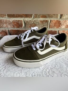 Vans Women's Olive Suede/ Canvas Sneakers size 6